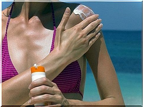 prevent hand aging by using sunscreen