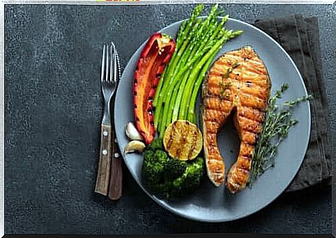 Fish and vegetables are allowed foods in a ketogenic diet