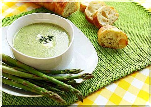 Asparagus soup: two tasty recipes