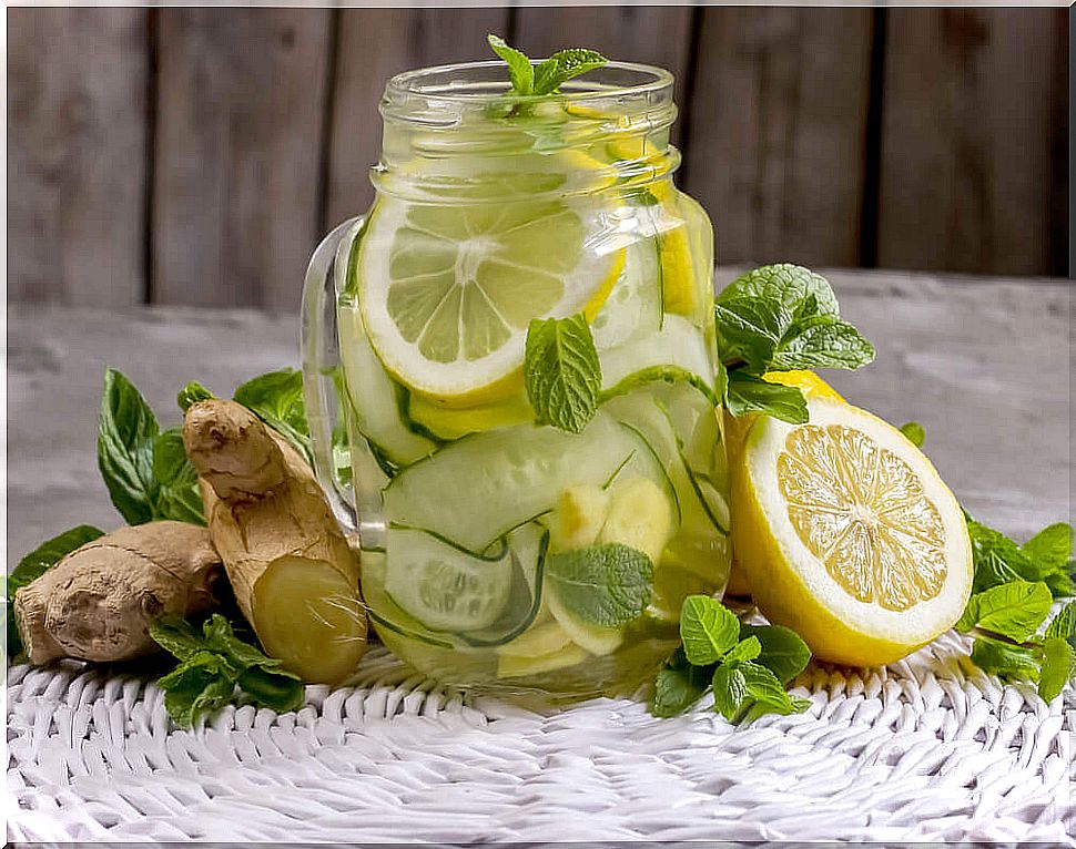 Body cleansing drink from ginger, apple and lemon