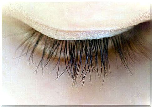 Eyelash extensions and strengthening at home