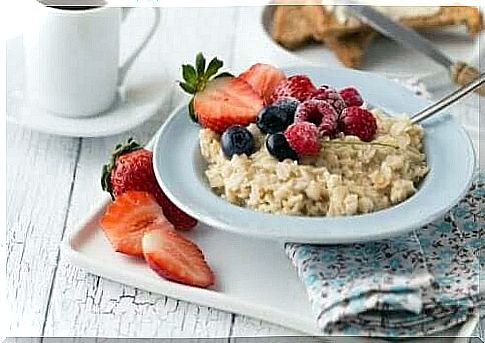 The health benefits of a high-carbohydrate breakfast can be obtained by eating whole grains, for example