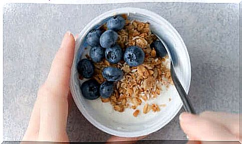 Is it healthy to eat yogurt and fruit for dinner?