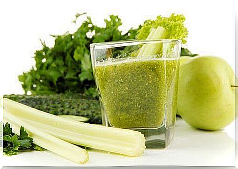 Kidney cleansing smoothie with celery and green apple