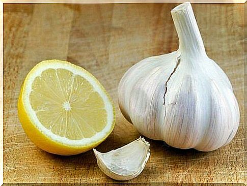 Removal of calluses with lemon and garlic.