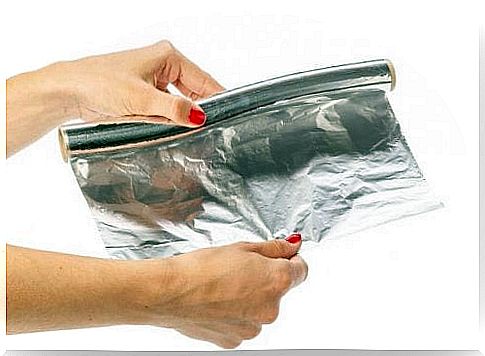 Aluminum foil is a useful tool in the kitchen, as it is easy to handle and also very cheap.