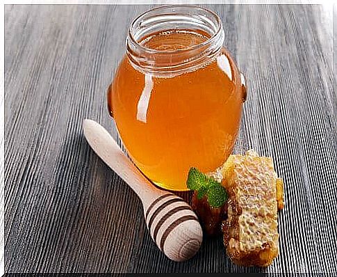 By momentarily attaching to inflamed cells in the pharynx, honey produces a thin film on the mucous membranes that prevents the pharynx from drying out.